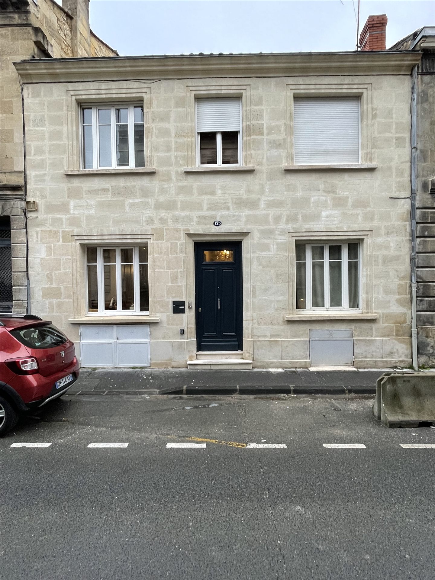 Façade restaurée, garage transformé en ouverture vitrée