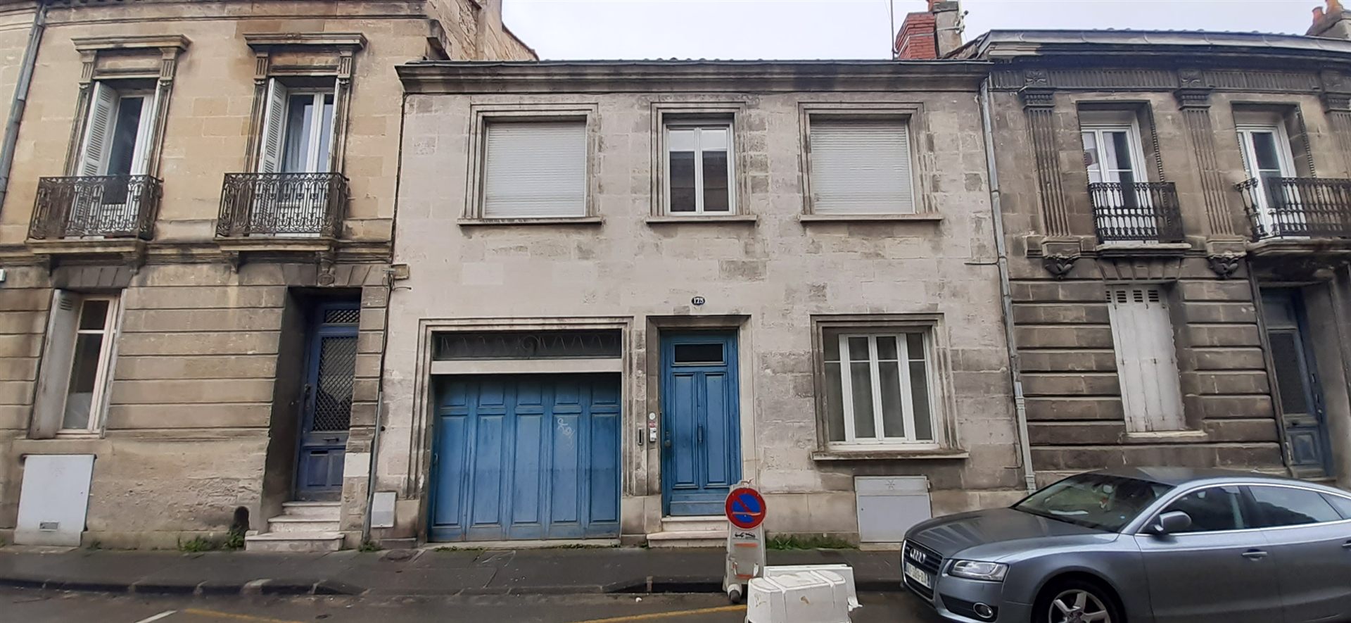 Façade avant travaux, avec porte de garage