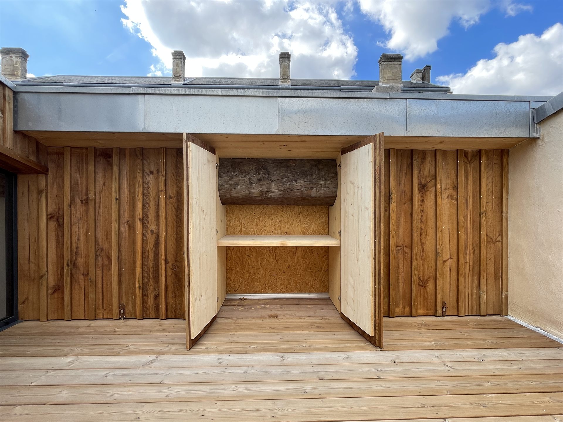 Rangement sur mesure ouvert, conservant une poutre ancienne